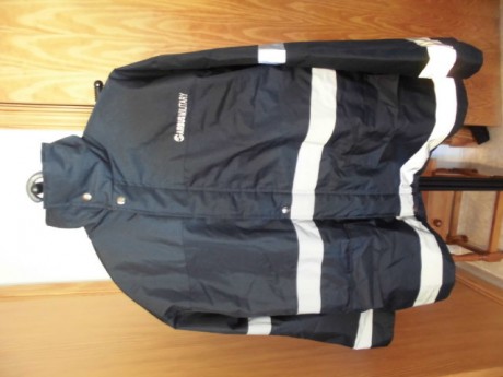 Hola a todos, 
-Chaquetón de Airbus Military, es ligero y cómodo, la talla es una XL/XXL de torso, las 02