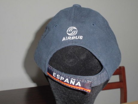 Hola a todos, 
-Chaquetón de Airbus Military, es ligero y cómodo, la talla es una XL/XXL de torso, las 30