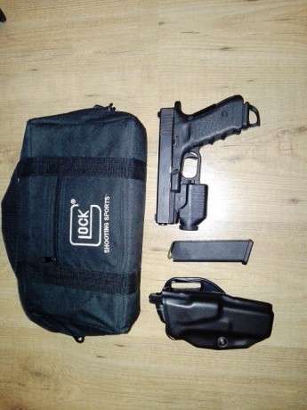 Se vende:
 1 Glock 17 GenIII con 2 cargadores y taloneras intercambiables. Guiada en A. En buen estado.
1 02
