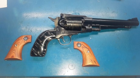Recientemente he comprado en el foro un Ruger Old Army en acero al carbono pavonado. En las fotos del 00