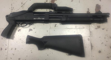 Vendo escopeta de defensa Stinger Tactical del calibre 12/70 o 12/76 (Magnum) con cañón de 38 cm, dos 00