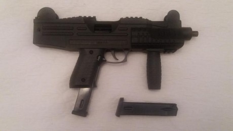 Calibre 9mm PAK, IMPECABLE estado, sólo estrenada, 2 cargadores (15 y 25 disparos), en su caja original, 01