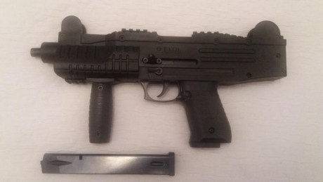 Calibre 9mm PAK, IMPECABLE estado, sólo estrenada, 2 cargadores (15 y 25 disparos), en su caja original, 00