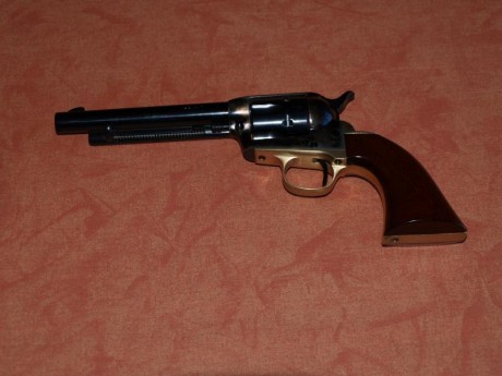 Vendo Revolver, A.Uberti modelo Stallion cañón 5" 1/2  Cal-22 Long Rifle, está en Barcelona, en libro 00