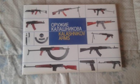 Vendo libro Kalasnikov arms describiendo todas las armas fabricadas por el prolífico inventor incluyendo 00