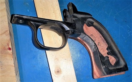 Recientemente he comprado en el foro un Ruger Old Army en acero al carbono pavonado. En las fotos del 71