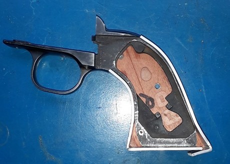 Recientemente he comprado en el foro un Ruger Old Army en acero al carbono pavonado. En las fotos del 81