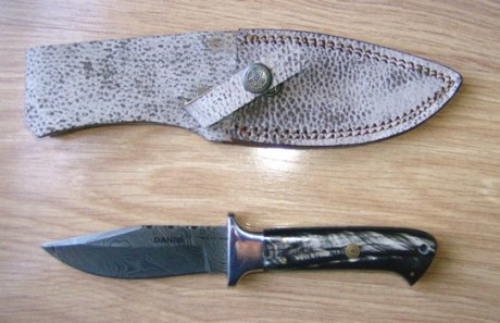 tardes.

 Vendo en Madrid Cuchillo de Acero Damasco de la conocida marca DANIO (Paquistán).  

Esta completamente 01