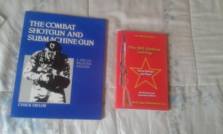 Vendo libro sobre el fusil semiauto ruso SKS simonov toda su historia y sus variantes.25 euros. y libro 00
