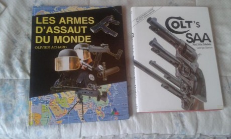 Vendo libro sobre el revolver Colt SAA toda su historia y sus variantes gran formato 40 euros y libro 00