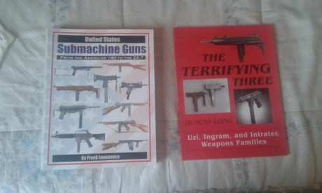 Vendo libro sobre la historia de los subfusiles UZI, INGRAM e INTRATEC 25 euros y libro sobre todos los 00