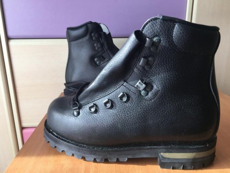 -Hola,
pongo a la venta estas botas a estrenar en su caja original de los años 90 ( irrompibles¡).
Son 00