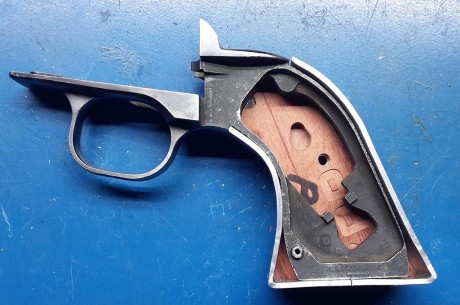 Recientemente he comprado en el foro un Ruger Old Army en acero al carbono pavonado. En las fotos del 90