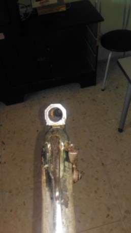 hola tengo una escopeta antigua de caza monotiro tiene el símbolo E.LG  sin corona quisiera saver algo 00