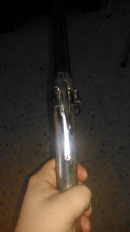 hola tengo una escopeta antigua de caza monotiro tiene el símbolo E.LG  sin corona quisiera saver algo 20