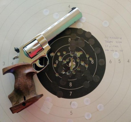 ¿Me puedes decir el peso exacto del revolver con la cachas nill ?  Gracias. 40