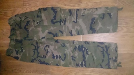 Vendo pantalón de invierno boscoso original del Ejército de Tierra. Talla 1C.
Funda de cantimplora original 02