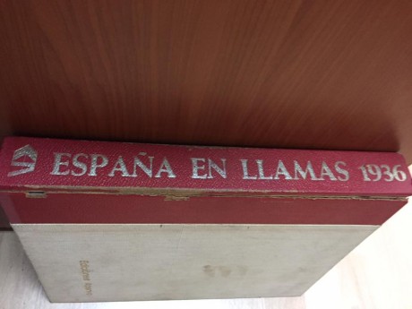 Vendo libro de España en llamas estado de tapas malo pero completo sin el disco de las canciones en 25 02