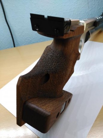 Vendo  cacha talla M, para STEYR LP10 E diestra.
La vendo porqué la he cabiado por otra mas pequeña para 10