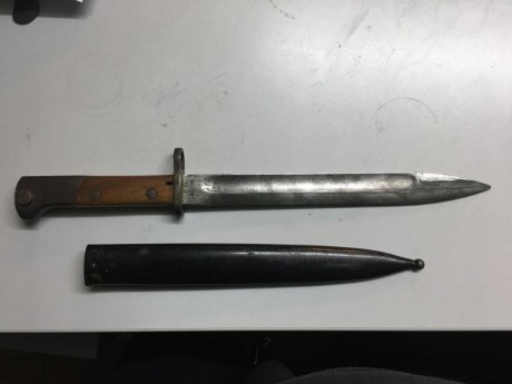Se venden estas bayonetas una de ellas como veréis bastante deteriorada, en 90 euros.
 :duelo: 02