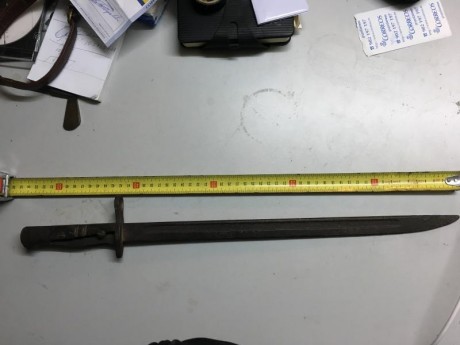 Se venden estas bayonetas una de ellas como veréis bastante deteriorada, en 90 euros.
 :duelo: 00