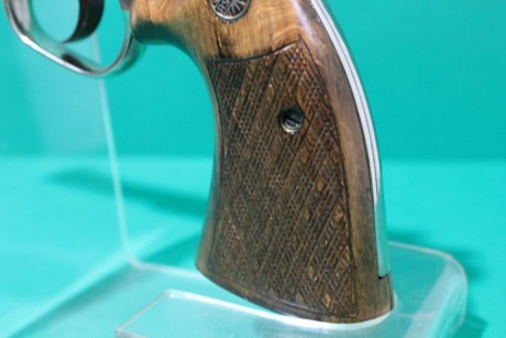 Revolver Astra CTG en calibre 357 magnun con cañon de 6" pulgadas, acabado nikel y pavon , cachas 00