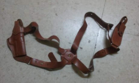 Vendo una funda sobaquera para pistola Star BM O BKM. 
Es regulable y tiene para portar un cargador. Muy 00