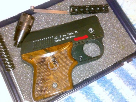 Hola a todos !!

Pongo a la venta ésta chiquitita comprada en 2015.
Es una pistola de fogueo de 6 tiros, 00