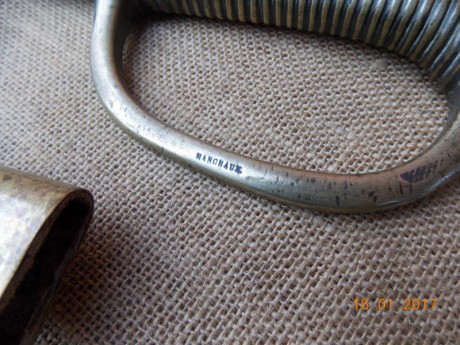 Buenas noches:
Me pasan fotos de este Briquet para ver si podéis identificar sus marcajes. Tenéis alguna 01