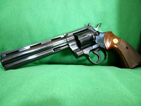 Vendo revólver Colt Python de 6 pulgadas con cachas de madera originales. Es un arma muy bien cuidada 02