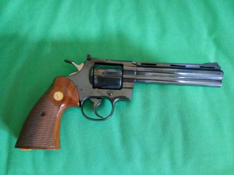 Vendo revólver Colt Python de 6 pulgadas con cachas de madera originales. Es un arma muy bien cuidada 01