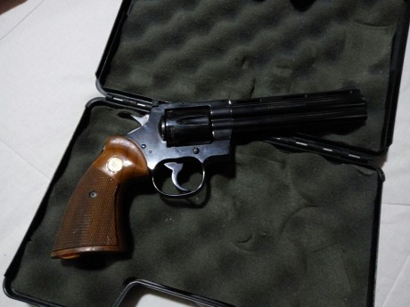 Vendo revólver Colt Python de 6 pulgadas con cachas de madera originales. Es un arma muy bien cuidada 00