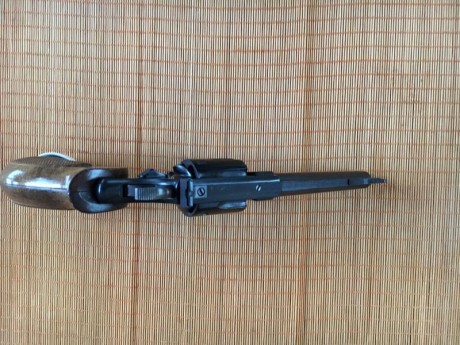 Hola a todos:
Un amino me ha pedido que le ponga a la venta un revólver Astra cal.32
El arma se encuentra 01
