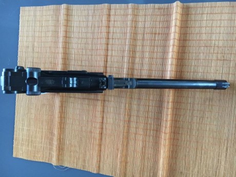 Hola a todos:
Un amigo me ha pedido que le ponga a la venta una Pistola Luger P08 de Artillería.
El arma 02