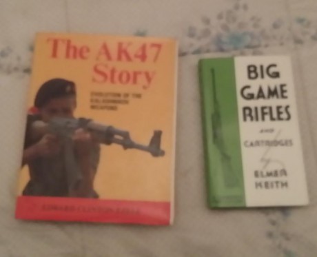 vendo libros sobre la historia del Kalasnivov y sobre rifles de caza 25 euros cada libro. contesto por 01