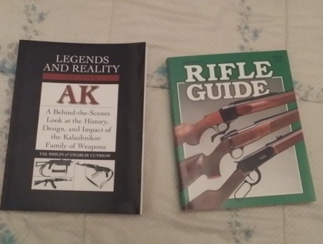 vendo libros sobre la historia del Kalasnivov y sobre rifles de caza 25 euros cada libro. contesto por 00