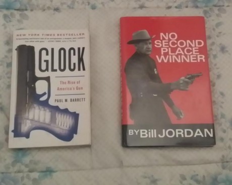 vendo libro con toda la historia sobre la pistola GLOCK y libro sobre técnicas de tiro del famoso Bill 00