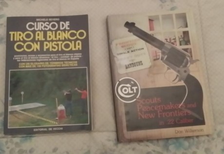 vendo libro curso  de tiro al blanco 20 euros y libro sobre la historia de los Colt SAA en calibre 22 00