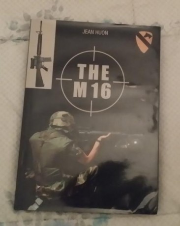 Vendo libro con toda la historia del  fusil M-16 GRAN formato 35 euros 00