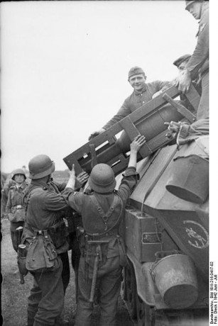 El conocido, por ejemplo, "stuka zu fust".
Todas las unidades encuadradas en los "Nebelwerfer" 70