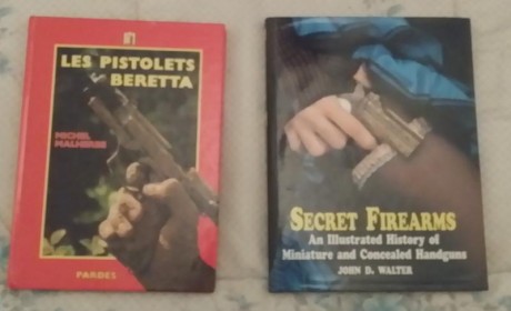 vendo libro sobre los fusiles Bullpup  y otro sobre las armas Beretta 25 euros cada uno , otro sobre las 00