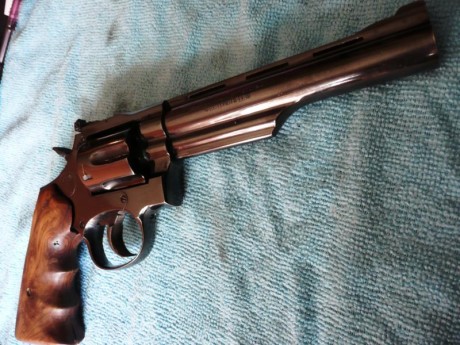 Vendo este magnífico revolver, funciona perfectamente tiene muy pocos disparos, aún cuesta sacar las vainas 00