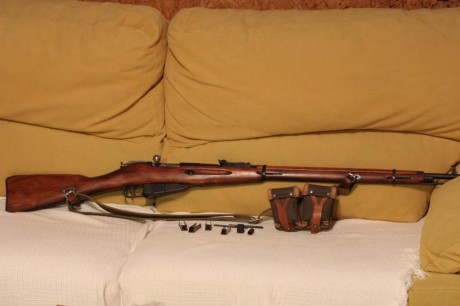 Se vende fusil Mosin Nagant en perfecto estado, tan solo un disparo. Año 1942. Se incluye los accesorios 02