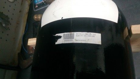 Vendo botella de 15L con culote y grifo de 232 bares Nueva. 
La compre el año pasado y no pasa primera 01
