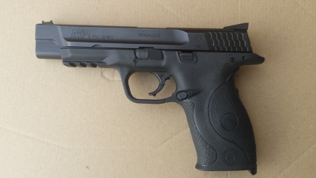 La M&P9 está totalmente nueva como se ve en las fotos. Tiene menos de 500 disparos. La compró un amigo 01