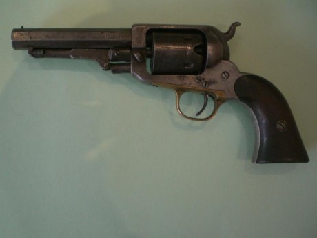 Vendo revólver de avancarga americano E. Whitney. Funciona perfectamente. Sobre el cañón, la marca del 01