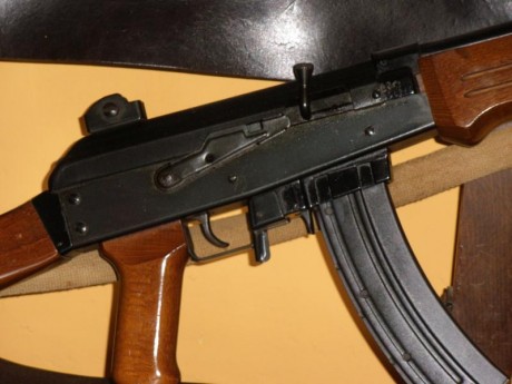  260.JPG  261.JPG  262.JPG Vendo carabina cal. 22 réplica  GALIL fusil asalto israelí, con correa y dos 01