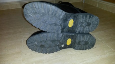 Bestard Army modelo GTX 5403. Número 42. 
Tiene su menbrana de gortex acompañadda de un forro duratherm.
Son 01