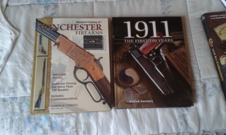 vendo  libro con toda la historia de la fabrica winchester todos los modelos y prototipos gran formato 00