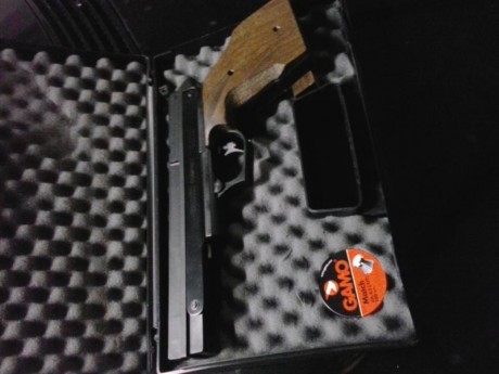 Pistola casi nueva tiene dos meses apenas 150 balines.180eur.esta en provincia de alicante.elche.se entrega 02